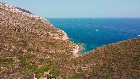 Saborea-El-Encanto-De-Spiaggia-Di-Cala-Moresca,-Donde-Las-Arenas-Prístinas-Se-Encuentran-Con-Aguas-Azules-En-Un-Tranquilo-Oasis-Costero