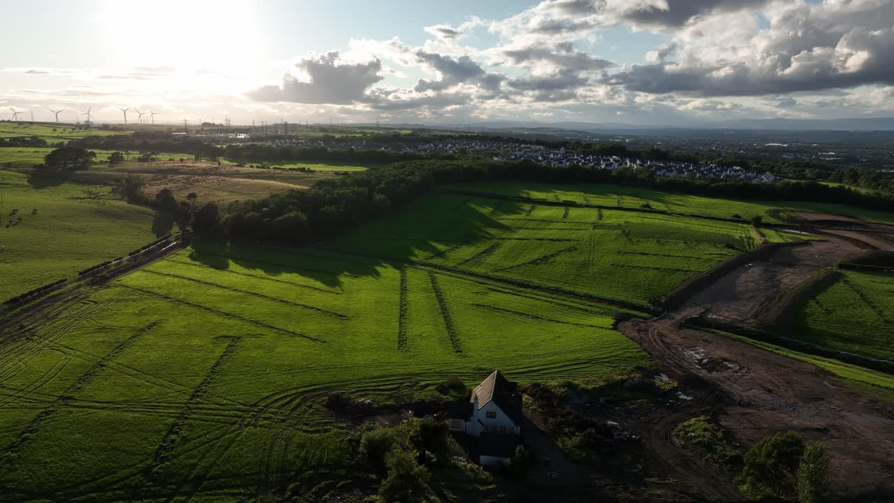 건축 현장 에서 파괴 하기 위해 남겨진 단 한 집 의 공중 촬영