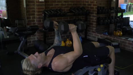 Músculos-De-Hombre-Tatuado-En-El-Gimnasio-En-Casa-Haciendo-Ejercicio-De-Brazo-Prensa-De-Pecho-Tiro-Medio