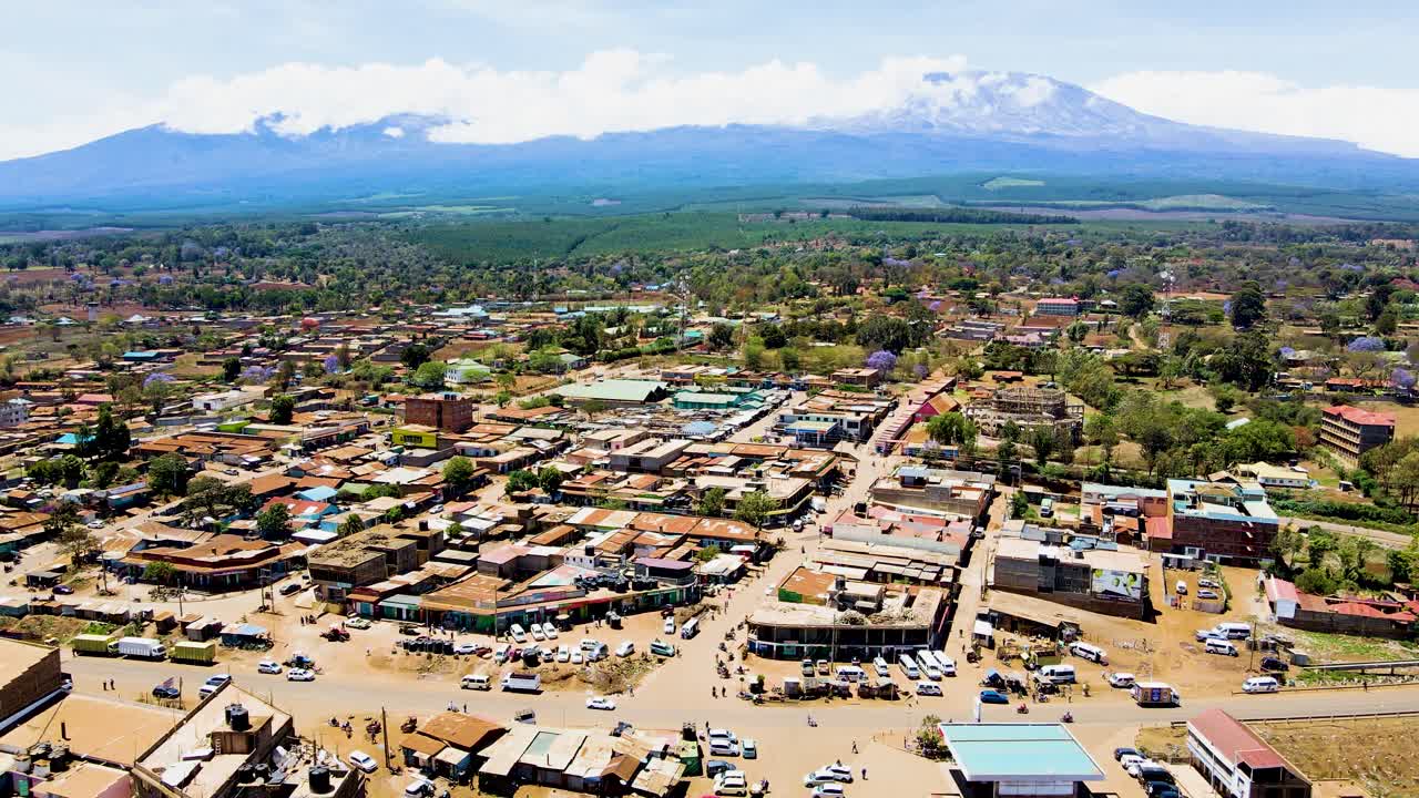 케냐의 시골 마을에서 킬리만자로가 배경입니다.