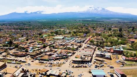 Ländliche-Dorfstadt-In-Kenia-Mit-Dem-Kilimandscharo-Im-Hintergrund