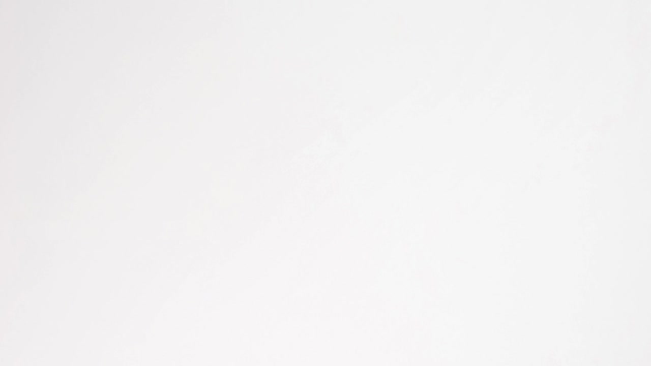 las monedas caen en la billetera que yace en la mesa. animación de movimiento de parada. 4k