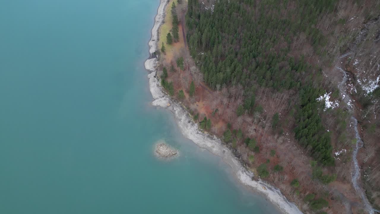 klöntalersee suiza glarus aérea sobre el borde de la playa en el famoso lago