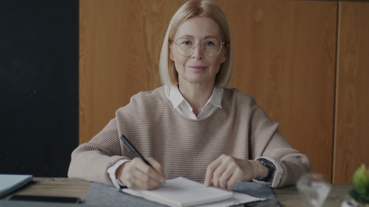 Donna che lavora alla scrivania