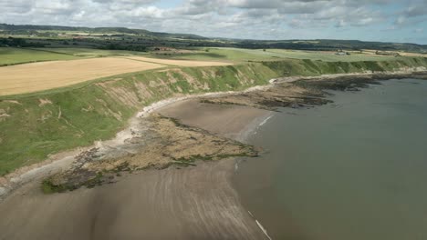 Luftschwenkansicht-Von-Jackson&#39;s-Bay,-North-Yorkshire,-Scarborough