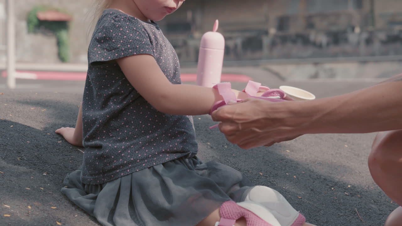 una niña preparándose para patinar