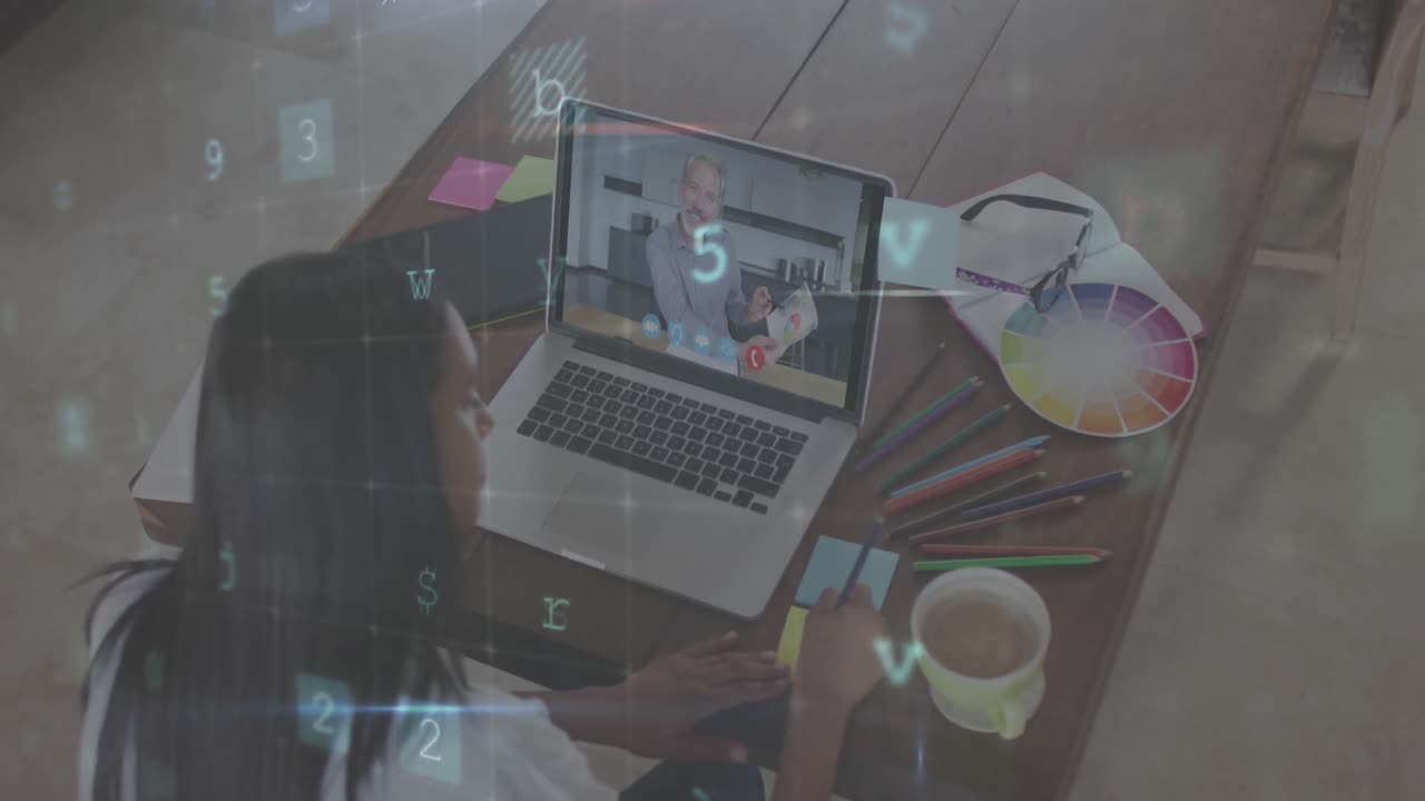 procesamiento de datos de seguridad cibernética contra una mujer que tiene una videollamada en una computadora portátil en la oficina