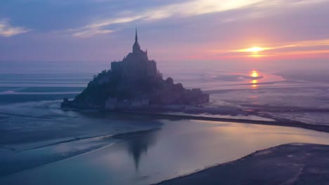 Stimmungsvolle-Antenne-Von-Mont-Saint-Michel,-Frankreich,-Silhouette-Bei-Sonnenaufgang-Im-Nebel-1