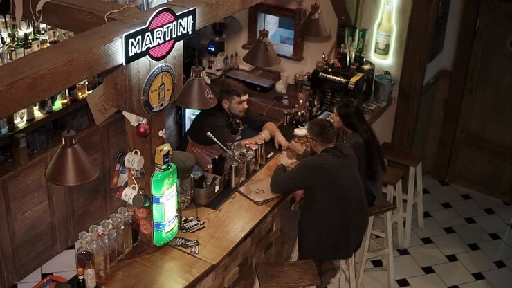 clienti che si godono le bevande in un bar rustico