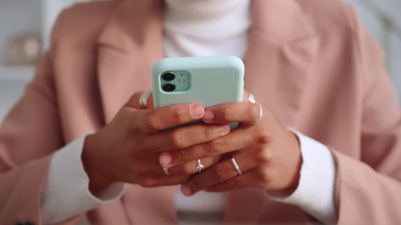 색 휴대전화 손에 아프리카계 미국인 여성이 메신저에서 sms를 입력하고 있습니다.