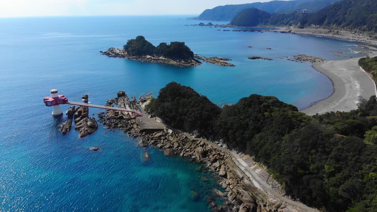 울퉁불퉁한 해안선의 전망대