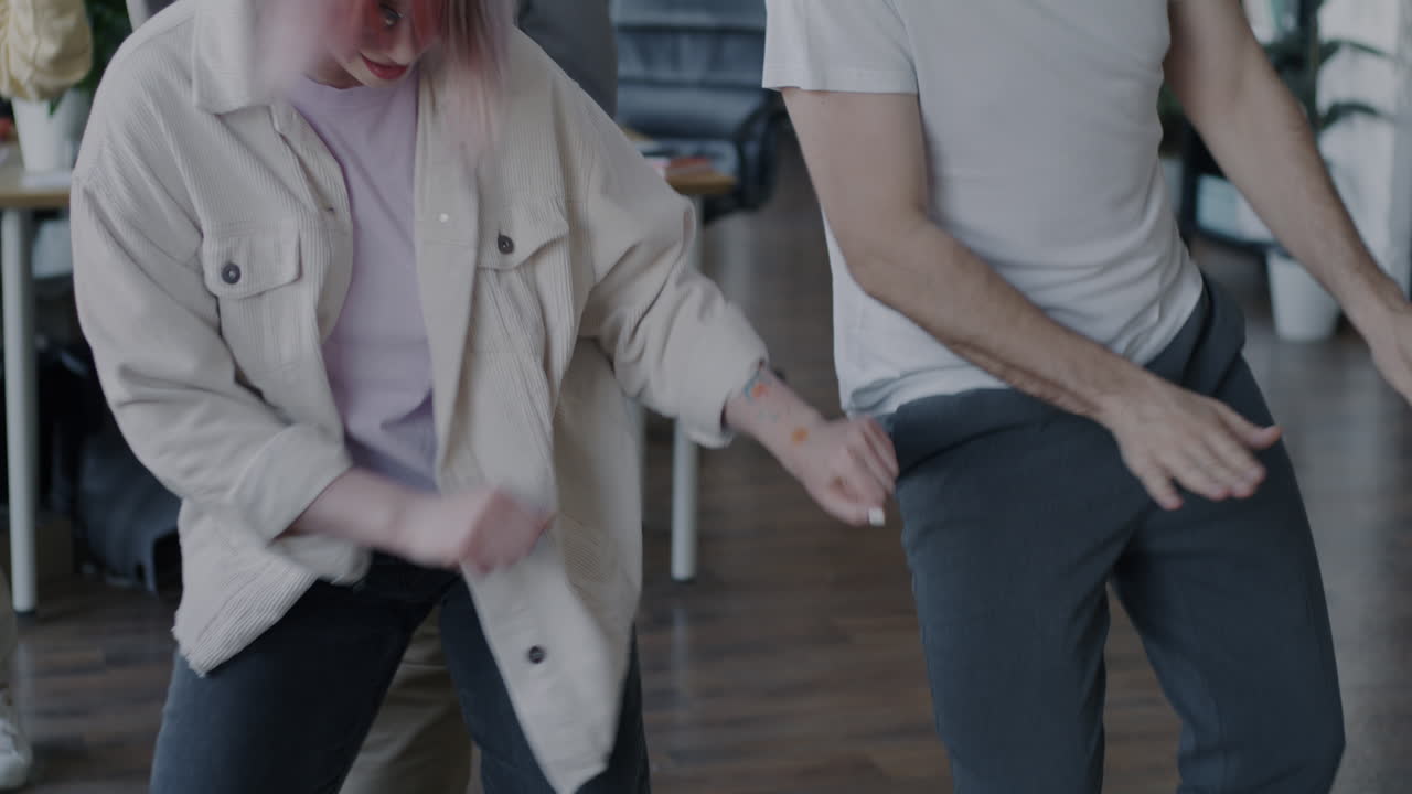 amigos bailando y divirtiéndose