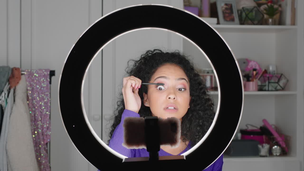 hermosa adolescente vlogger filmando tutorial de maquillaje compartiendo video de belleza disfrutando de las redes sociales influyente grabando vlog en casa