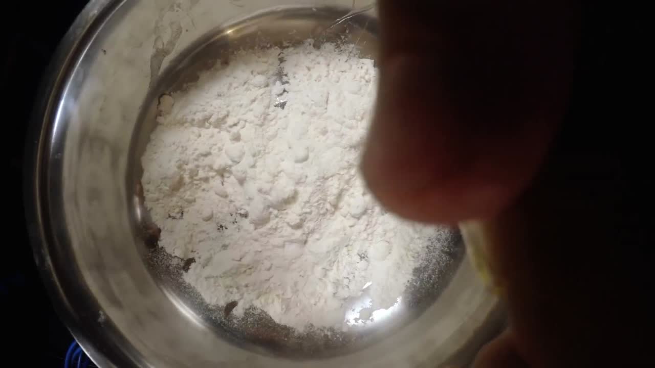 케이크 를 준비 하는 셰프 의 손