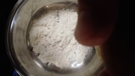 las manos del chef preparando el pastel