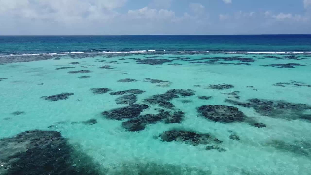 increíble imagen aérea de drones de la playa del mar