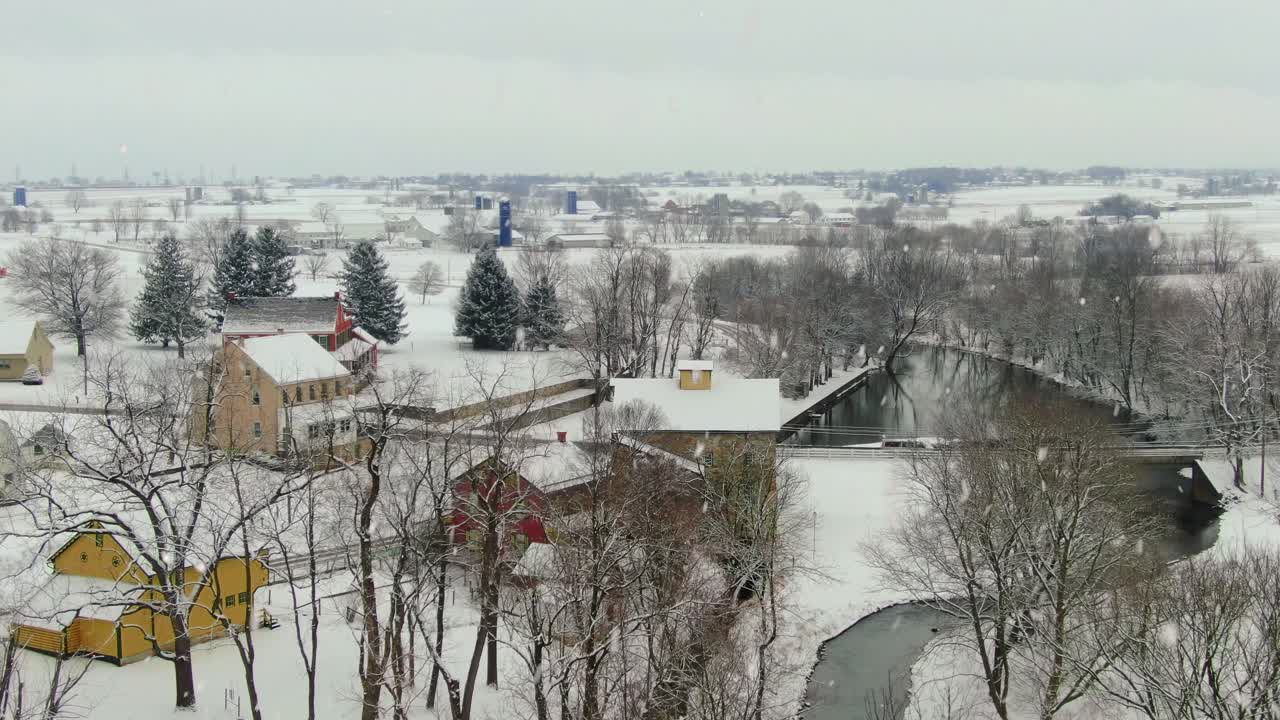 겨울 설정 샷에서 미국 마을의 큰 집