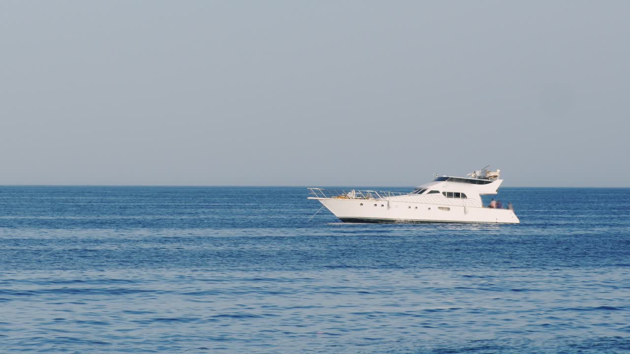 바다에서 표류하는 호화로운 흰색 요트