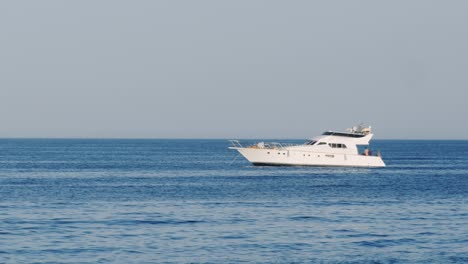 Weiße-Luxusyacht-Treibend-Im-Meer