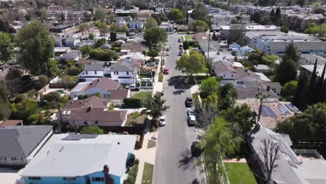 Vista-Aérea-Sobre-El-Suburbio-De-La-Ciudad-De-Burbank-En-Verano,-California