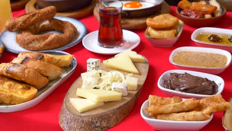 desayuno tradicional turco con queso, pan, huevos, aceitunas, tomates y pepinos