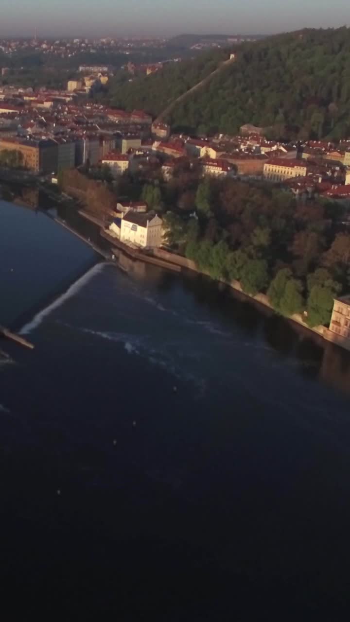Veduta aerea del paesaggio urbano di Praga con il Ponte Carlo e il fiume Moldava