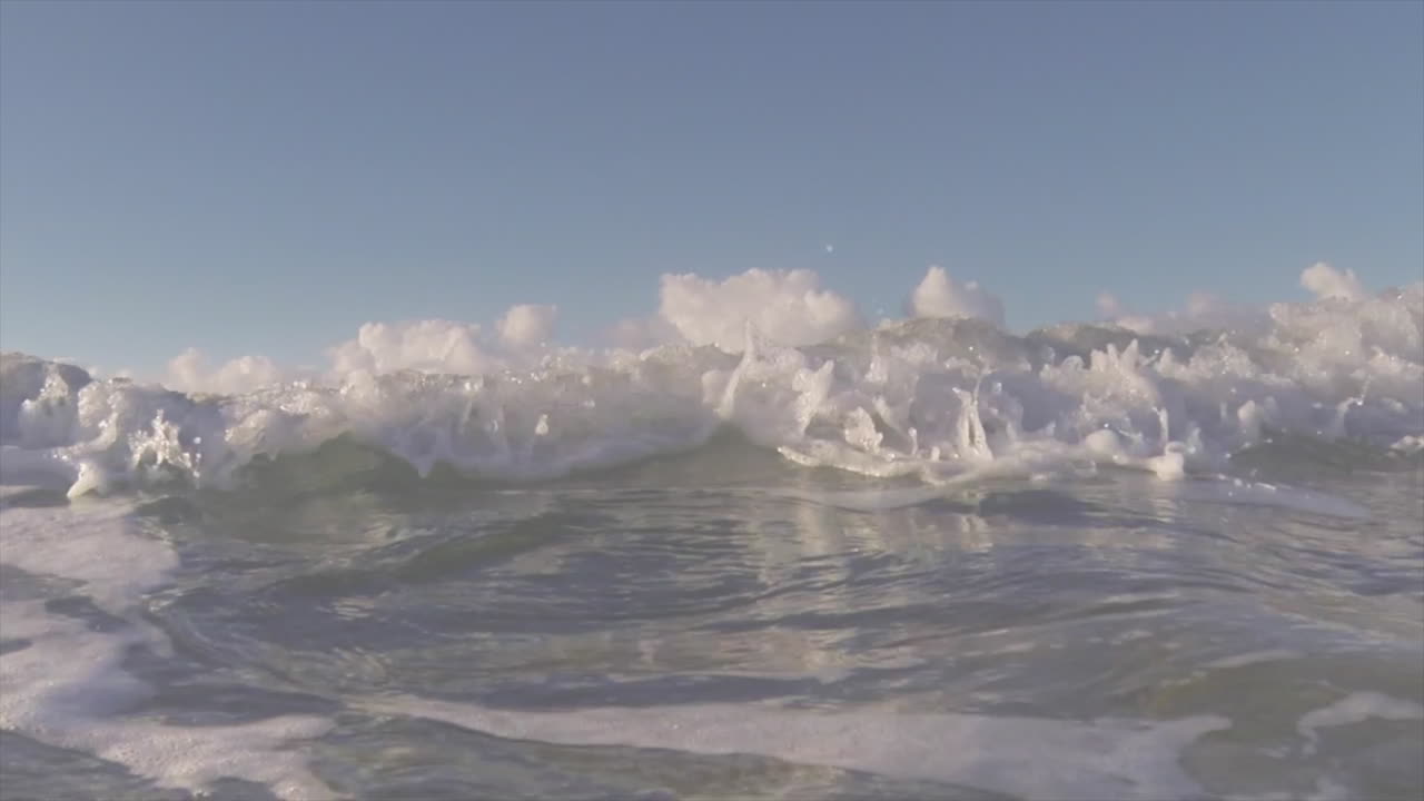 수중 관점을 포함하여 해안에 충돌하는 슬로우 모션 파도의 pov 샷
