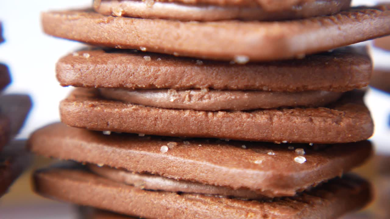 Biscoitos Recheados de Chocolate Empilhados