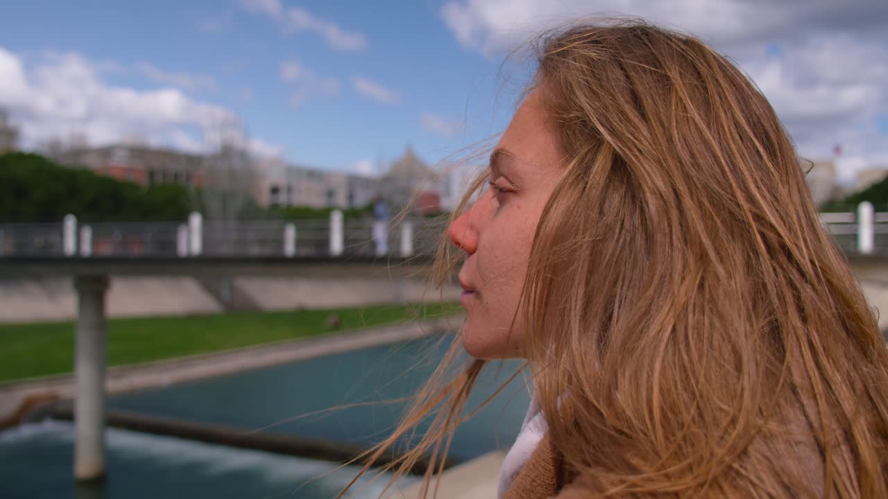 부주의 한 여자의 바람 부는 머리, 하늘 배경 복사 공간