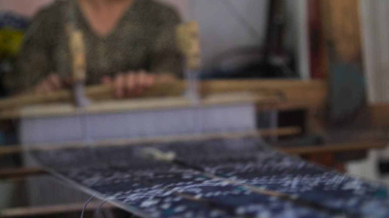 tirón de enfoque de seda que teje