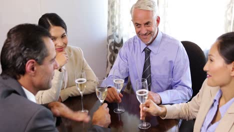 Geschäftspartner-Trinken-Champagner-Nach-Der-Arbeit