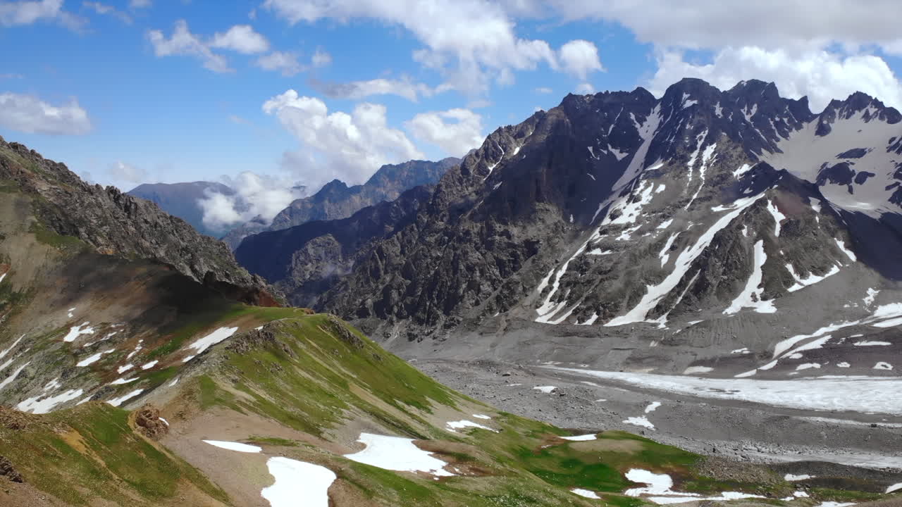 paisaje montañoso con nieve y nubes