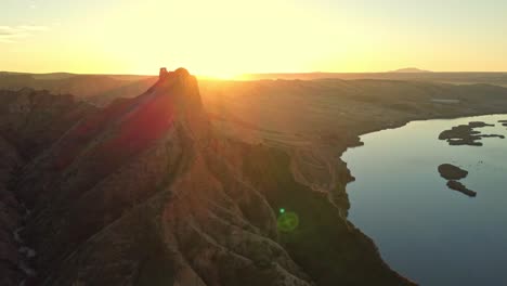 Malerische-Landschaft-Mit-Bergen-Und-See,-Die-Den-Sonnenuntergangshimmel-Widerspiegelt