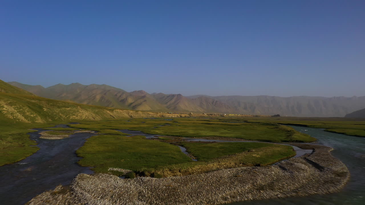 키르기스스탄의 광활한 산악 광야를 날아다니는 숨막히는 공중 드론 뷰