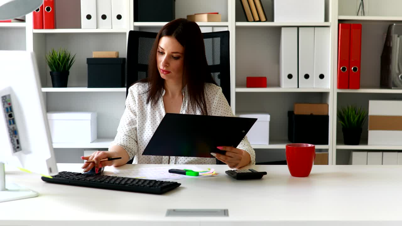 donna d'affari che lavora al computer in un ufficio leggero