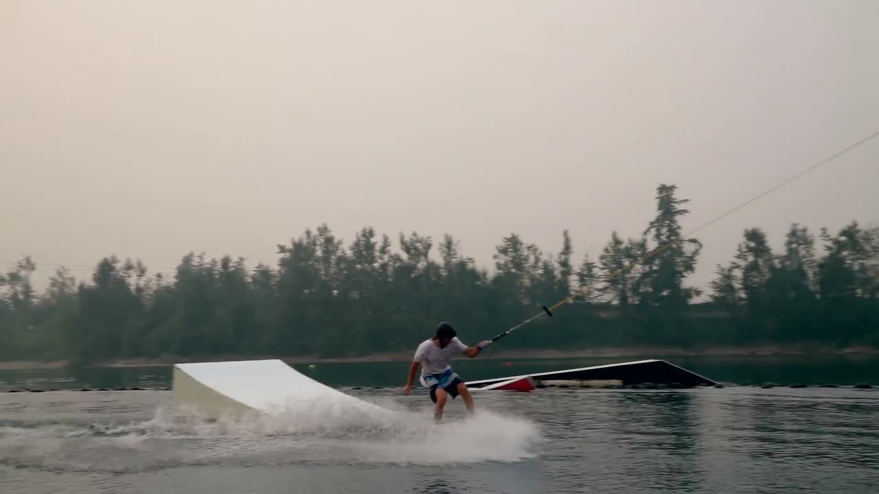 hombre wakeboarding en el río 4k