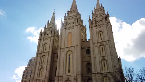 Un-Asombroso-Hiperlapso-Flotando-A-Través-De-La-Plaza-Del-Templo-Hasta-El-Frente-Del-Centro-Del-Templo-De-Lago-Salado-Para-La-Iglesia-De-Jesucristo-De-Los-Santos-De-Los-últimos-Días-O-Mormones