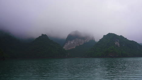 Toma-En-Cámara-Lenta-De-Nubes-Bajas-Que-Cubren-Los-Picos-De-Las-Montañas-En-Un-Lago-De-Nueva-Zelanda