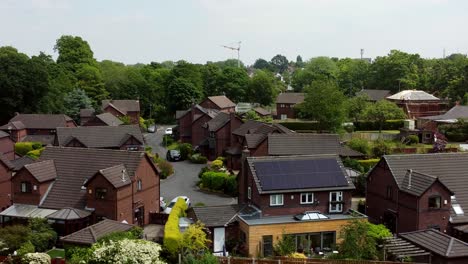 Britisches-Stadthaus-Aus-Rotem-Backstein-Im-Waldgebiet,-Luftaufnahme-Der-Nachbarschaft-Mit-Sonnenkollektoren-Auf-Dem-Dach-Des-Neuen-Hauses