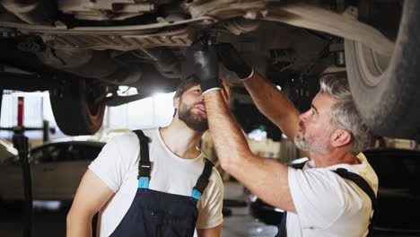 reparación de automóviles por mecánicos