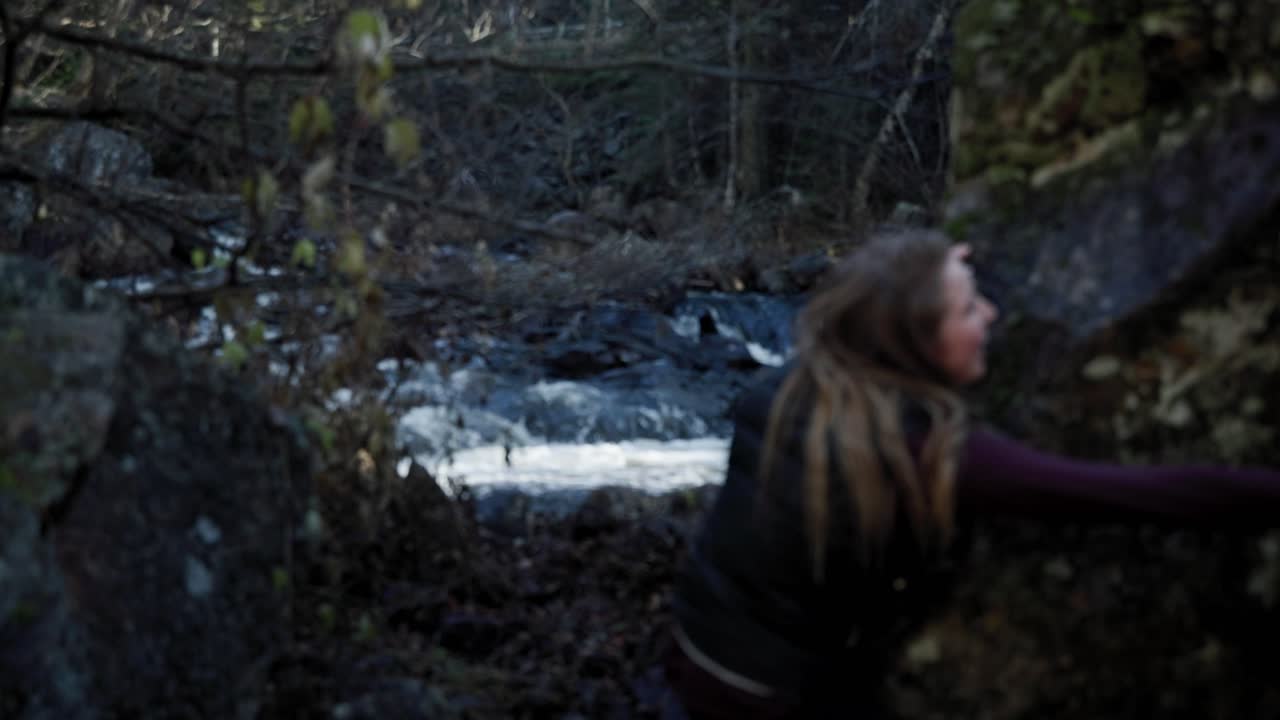 캐나다 퀘벡주 세인트컴에 있는 숲의 산에서 록키 강 근처에 있는 행복한 여자