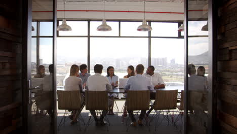 Equipo-De-Negocios-Creativo-En-Una-Reunión-En-Una-Sala-De-Juntas.