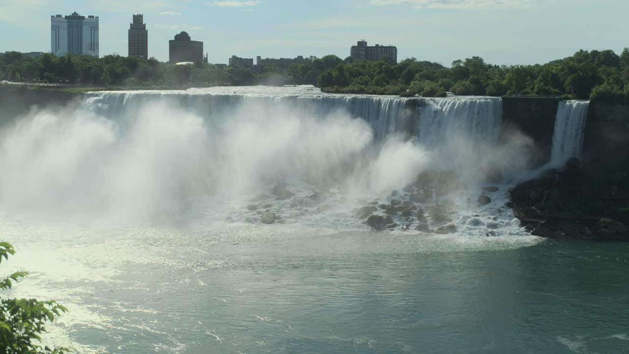 캐나다 쪽에서 미국 폭포로 밀어 넣습니다.