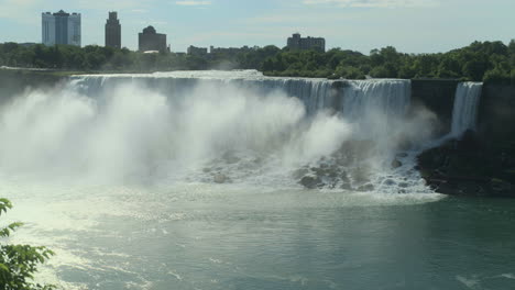empuje hacia las cataratas americanas desde el lado canadiense