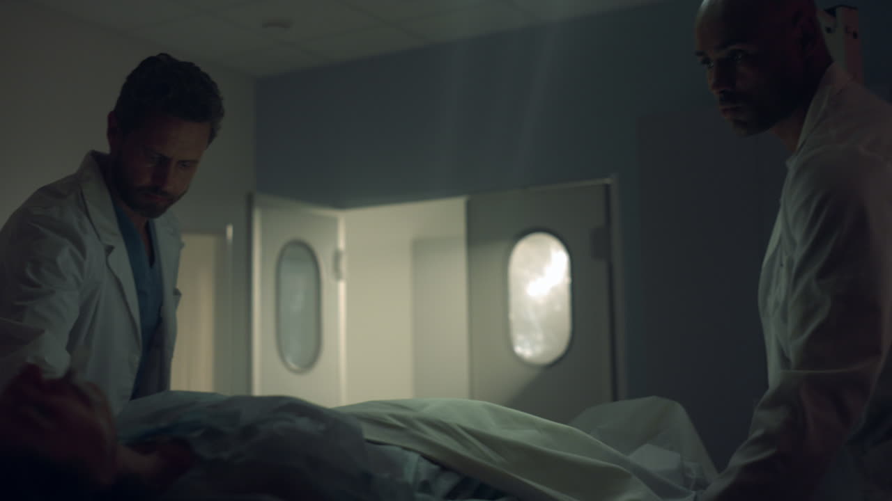 수술을 위해 환자를 수술실로 데려가는 의사들. 병원 중환자실.