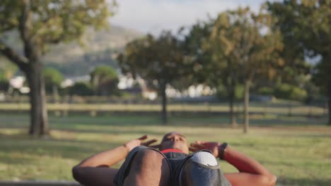 vista frontal hombre con pierna protésica haciendo abdominales