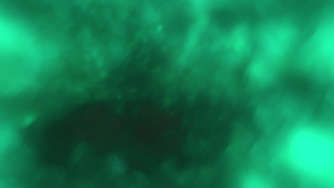 el agua con chispas cambia de color de azul a verde macro