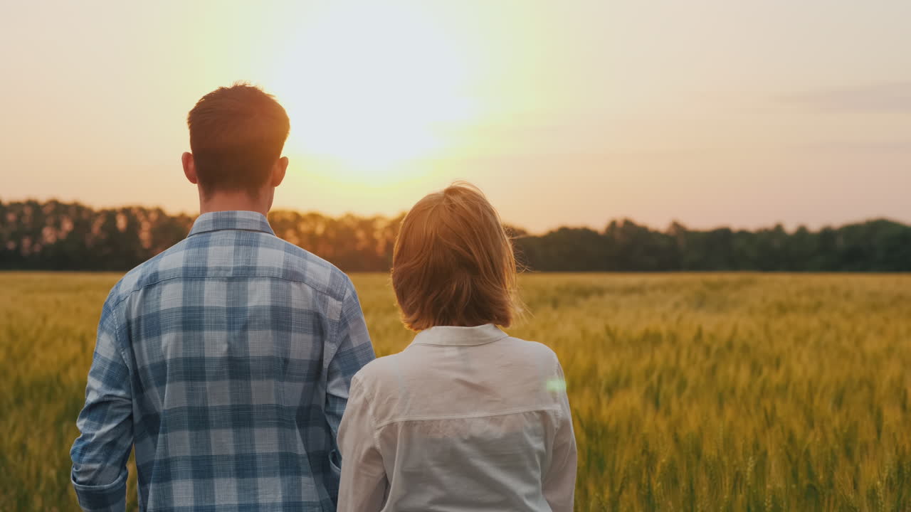 두 명의 농부가 폭풍우가 치는 하늘을 배경으로 밀밭에 서 있다