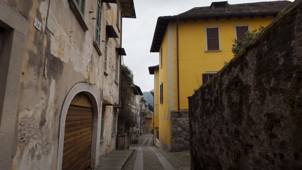 Vicolo acciottolato nel borgo di Orta San Giulio sul Lago d'Orta nell'Italia settentrionale. Ripresa dall'alto verso il basso