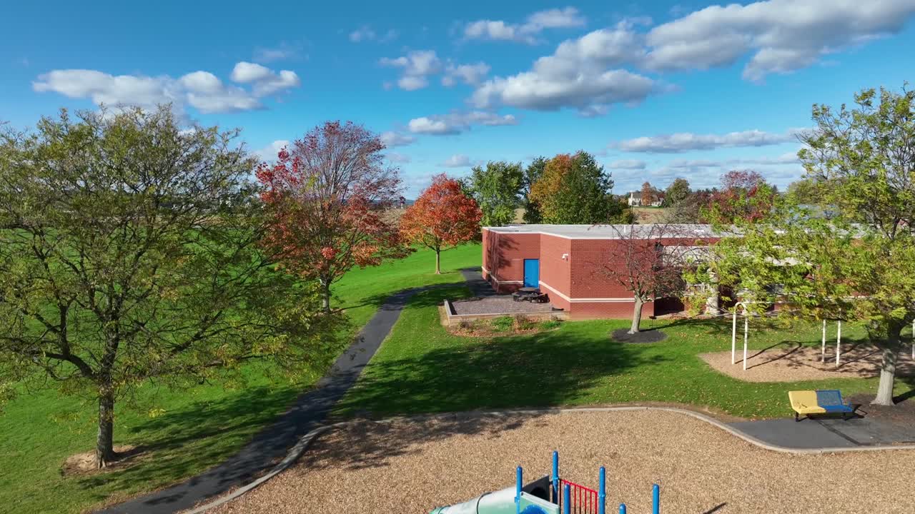 Bunter Spielplatz an einer amerikanischen Grundschule im Herbst